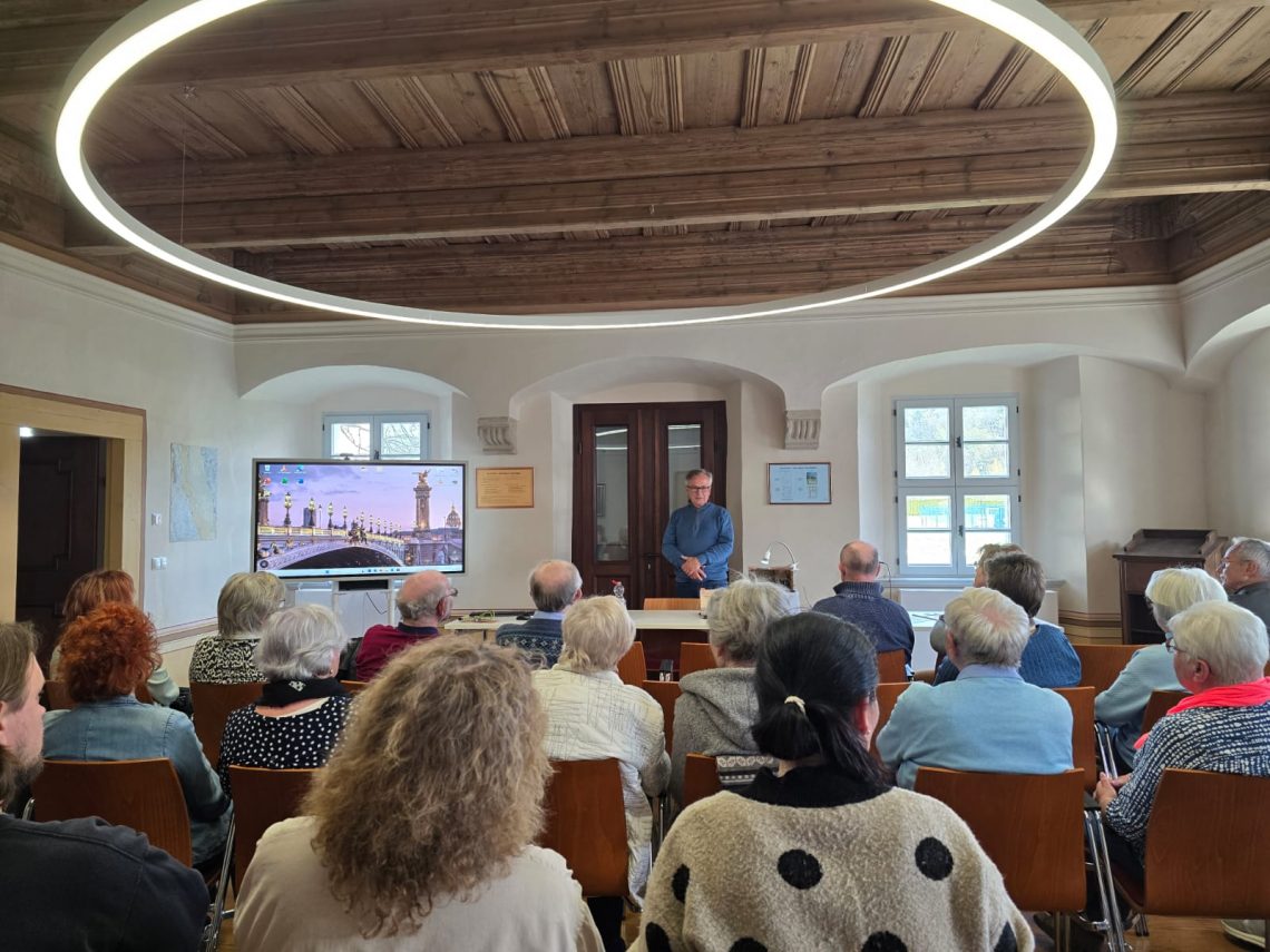 Vereinsvorsitzender Matthias Gläser bei der Lesung im Herrenhaus.