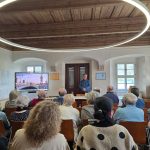 Vereinsvorsitzender Matthias Gläser bei der Lesung im Herrenhaus.